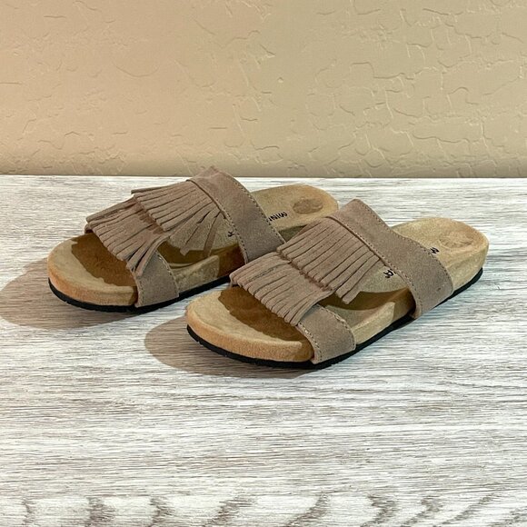 New Minnetonka Sandals Slides Sz 6 Taupe Tan Fringe Suede Leather - Picture 1 of 8